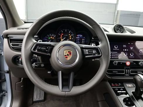 Certified 2025 Porsche Macan AWD/4WD image 8