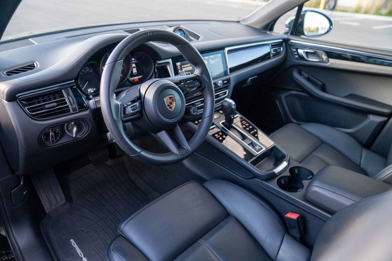 Certified 2026 Porsche Macan AWD/4WD image 4