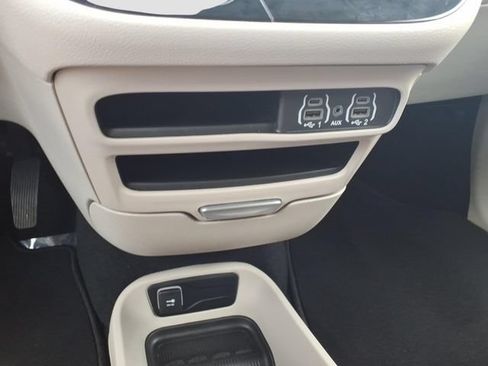Used 2024 Chrysler Pacifica Touring-L FWD image 20
