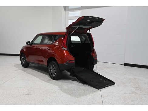 Used 2020 Kia Soul LX FWD image 2