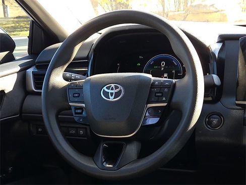 Used 2025 Toyota Camry LE image 14
