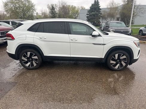 Used 2024 Volkswagen Atlas Cross Sport SE AWD/4WD image 2