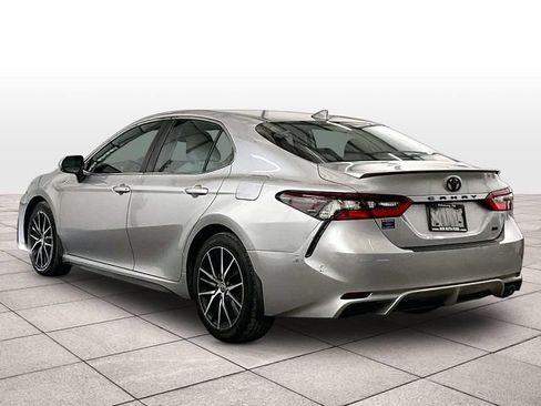 Used 2021 Toyota Camry SE w/ Cold Weather Package FWD image 10