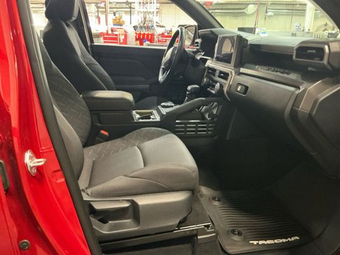 Certified 2025 Toyota Tacoma SR5 AWD/4WD image 19