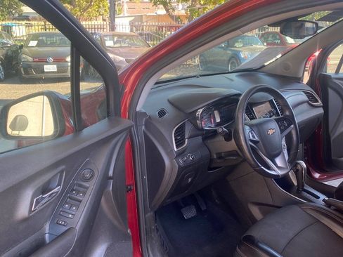 Used 2019 Chevrolet Trax LT w/ LT Convenience Package FWD image 6