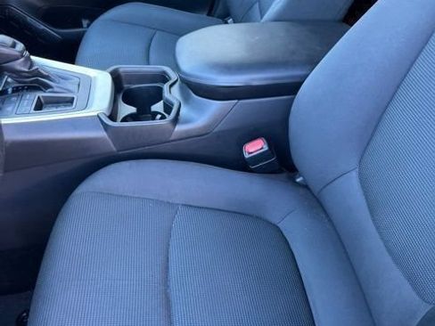 Used 2021 Toyota RAV4 LE FWD image 6