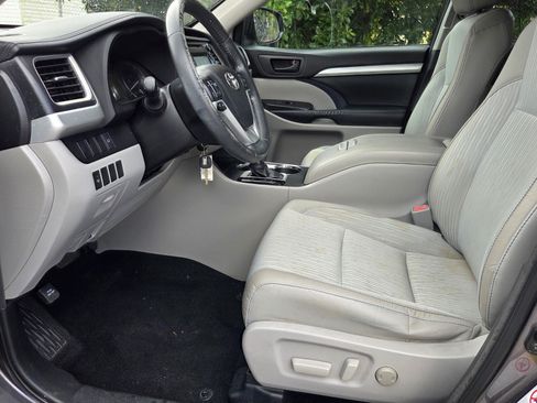 Used 2015 Toyota Highlander Plus FWD image 9
