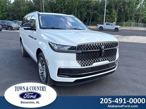 Used 2025 Lincoln Navigator Reserve AWD/4WD image 1