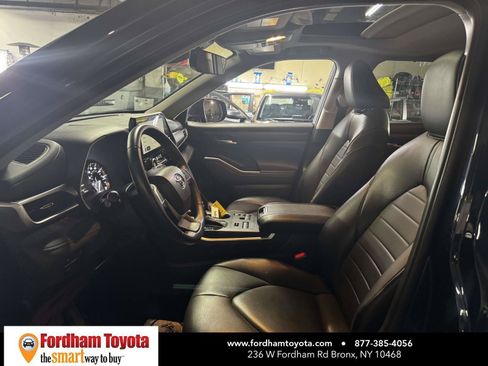 Used 2023 Toyota Highlander XLE AWD/4WD image 17