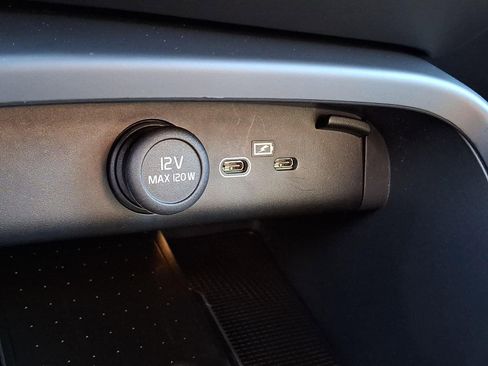 Certified 2025 Volvo XC40 B5 Plus image 25