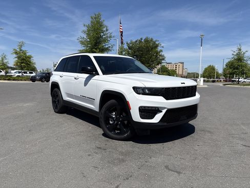 Used 2024 Jeep Grand Cherokee Limited w/ Black Appearance Package image 2