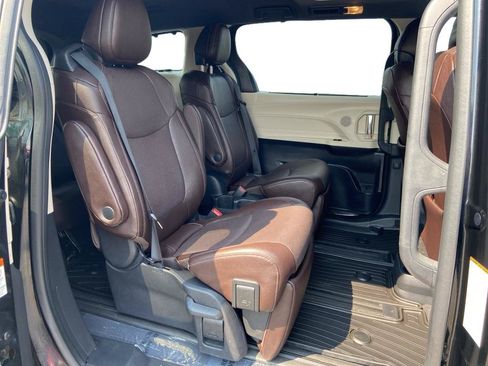 Used 2023 Toyota Sienna Platinum AWD/4WD image 7