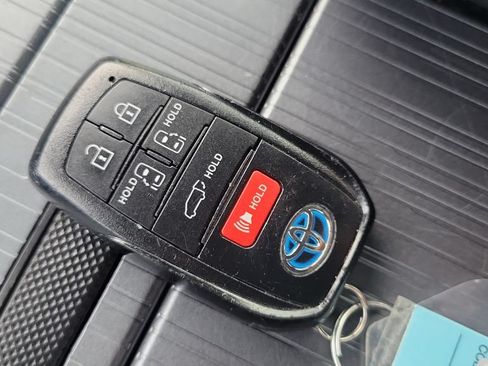 Used 2023 Toyota Sienna XSE FWD image 28