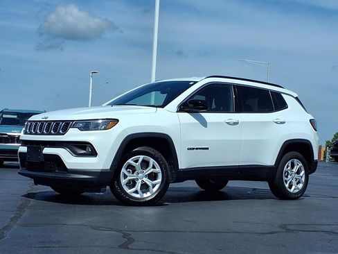 Used 2024 Jeep Compass Latitude AWD/4WD image 2