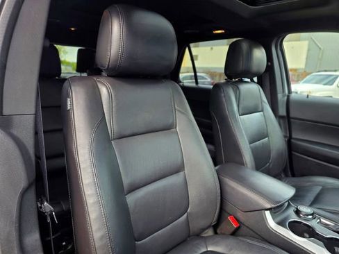 Used 2015 Ford Explorer XLT w/ Equipment Group 202B AWD/4WD image 31