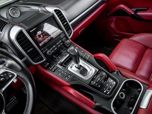 Certified 2018 Porsche Cayenne Turbo image 32