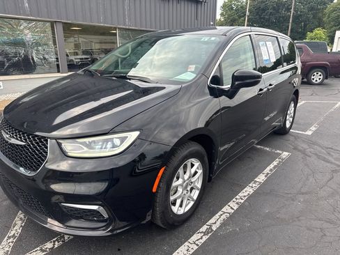 Used 2024 Chrysler Pacifica Touring-L FWD image 4