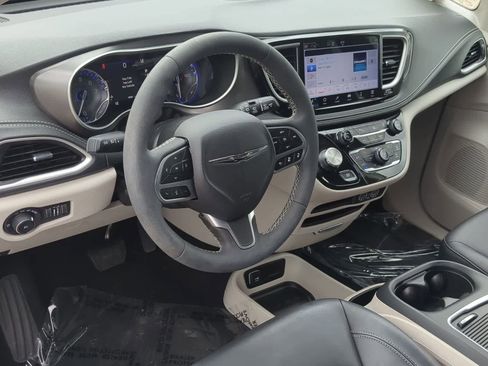 Used 2023 Chrysler Pacifica Touring-L FWD image 10