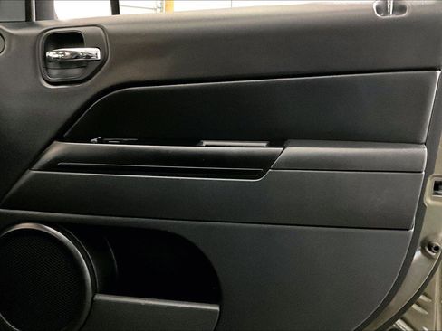 Used 2016 Jeep Patriot High Altitude image 24