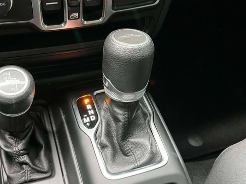 Used 2021 Jeep Gladiator Sport AWD/4WD image 31