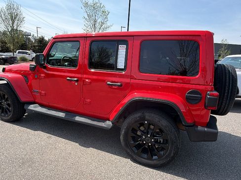 Used 2025 Jeep Wrangler Sahara image 10