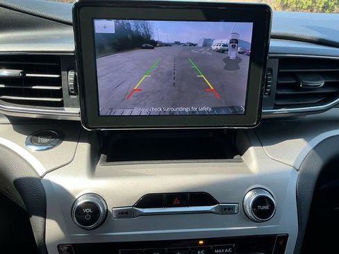Used 2022 Ford Explorer XLT w/ Equipment Group 202A image 18