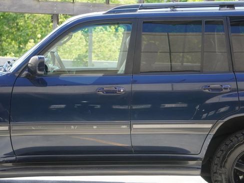 Used 2004 Toyota Land Cruiser AWD/4WD image 38