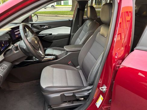 Used 2025 Chevrolet Trax LT w/ LT Convenience Package FWD image 31