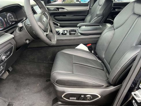 Used 2025 Jeep Wagoneer L Series II AWD/4WD image 20