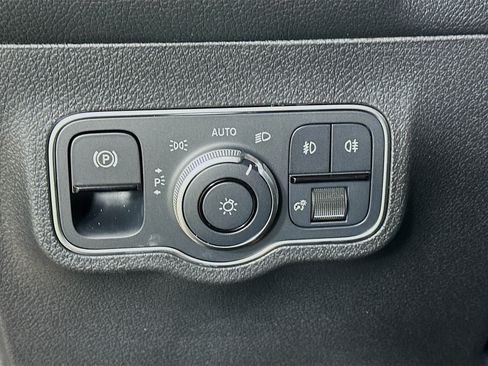 Used 2026 Mercedes-Benz GLB 250 4MATIC image 10