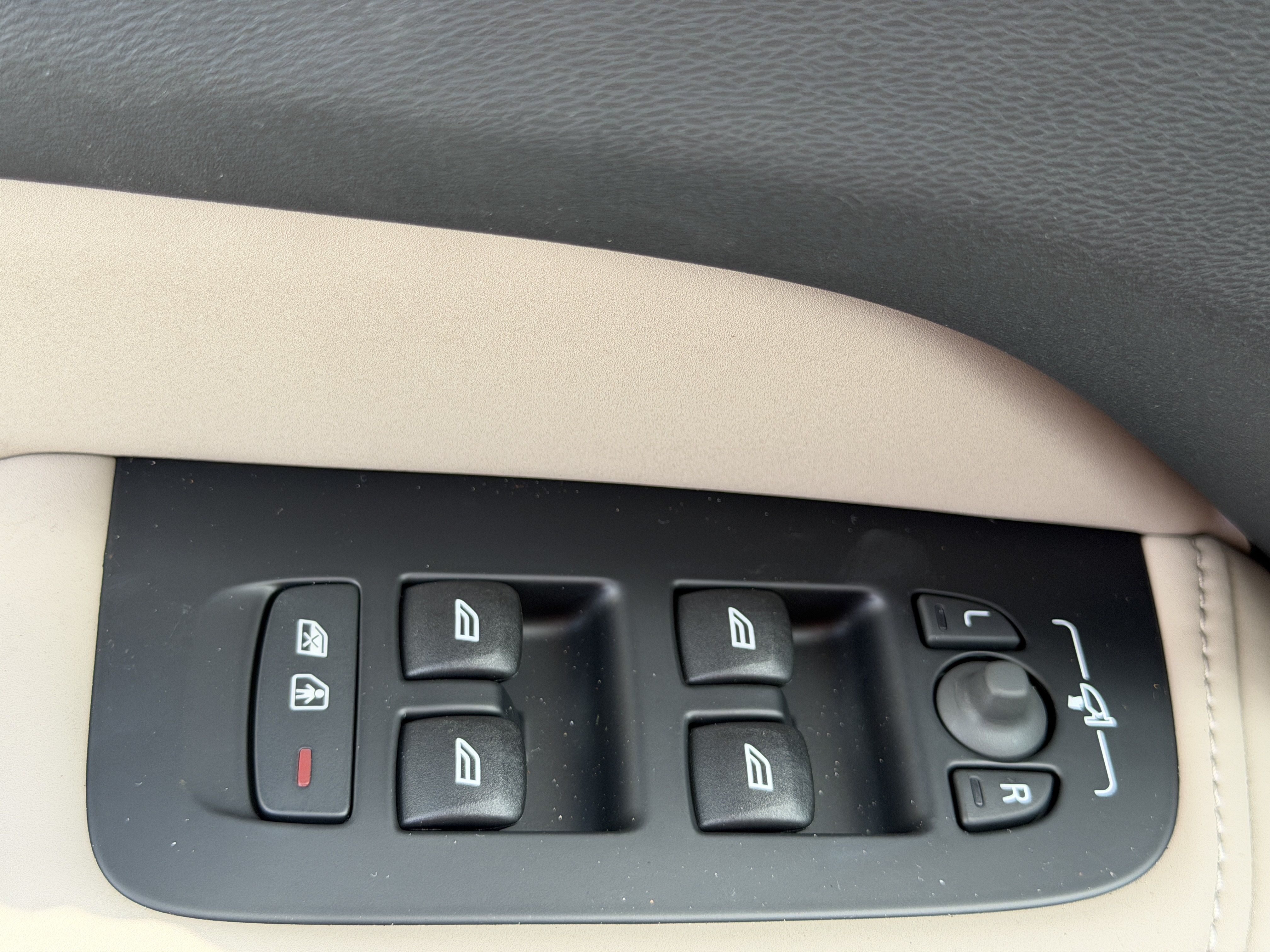 New 2027 Volvo XC60 B5 Plus AWD/4WD image 17