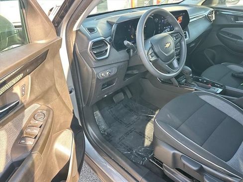 Used 2025 Chevrolet TrailBlazer LT AWD/4WD image 13