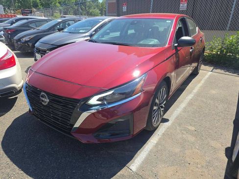 Used 2024 Nissan Altima 2.5 SV FWD image 2
