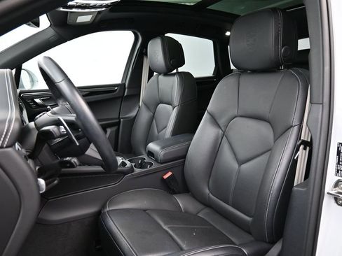 Certified 2025 Porsche Macan AWD/4WD image 5