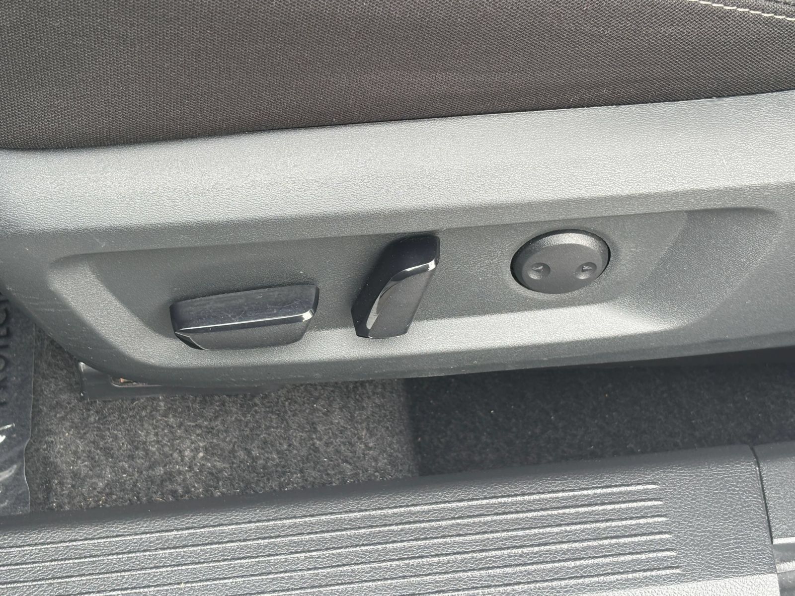 Used 2025 Nissan Rogue SV FWD image 20