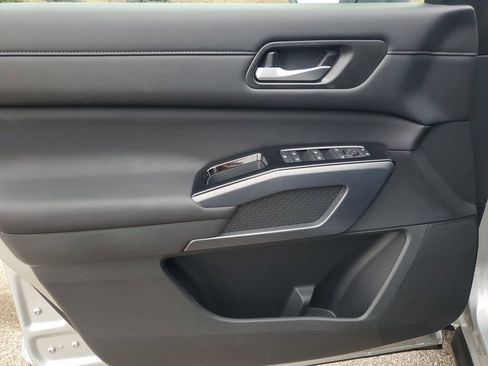 New 2025 Nissan Pathfinder SL image 9