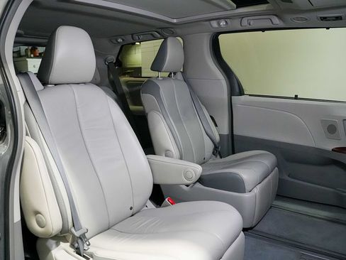 Used 2013 Toyota Sienna Limited w/ Premium Pkg FWD image 17