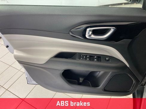 Used 2025 Jeep Compass Limited image 13