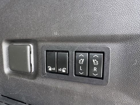 Used 2021 Chevrolet Suburban Premier w/ Premium Package image 11