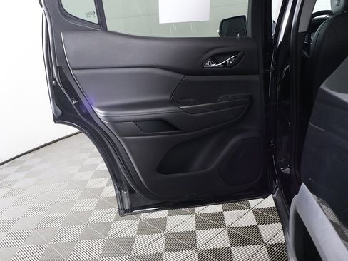 Used 2023 GMC Acadia SLT image 27