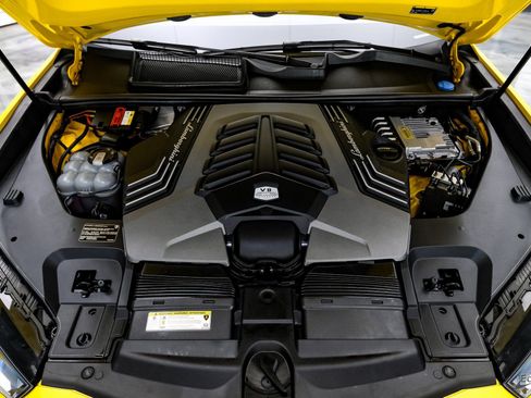 Used 2021 Lamborghini Urus image 3