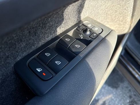 Used 2023 Volvo XC40 B5 Core image 16