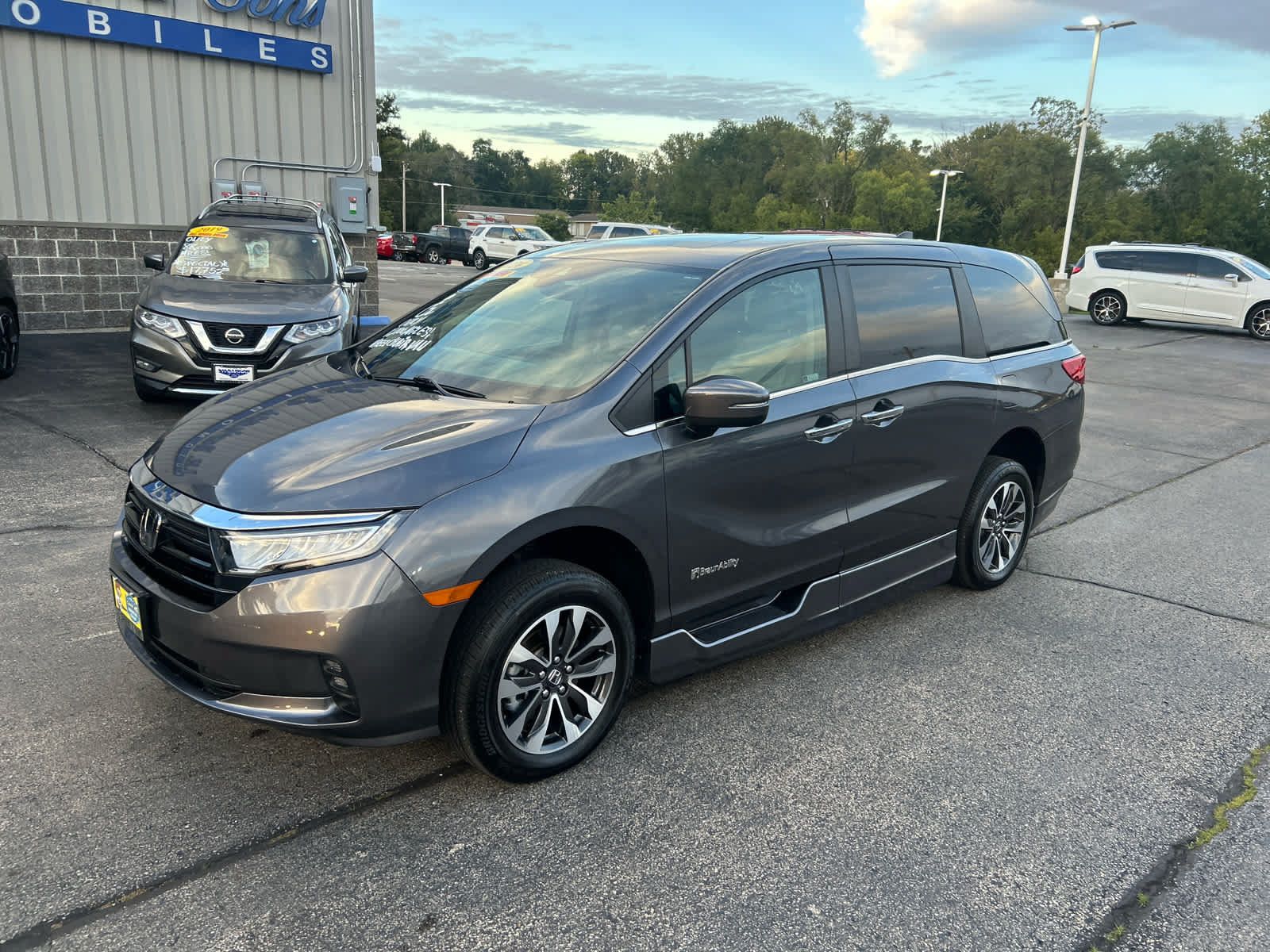 Used 2024 Honda Odyssey EX-L image 3