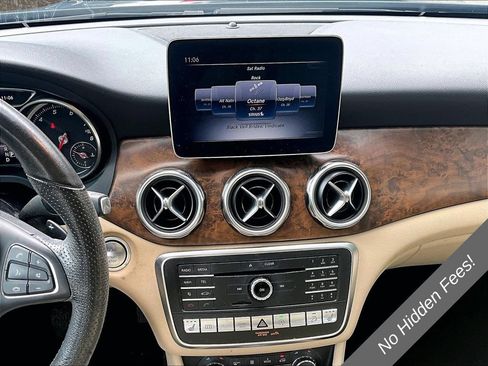 Used 2020 Mercedes-Benz GLA 250 4MATIC w/ Premium Package image 6