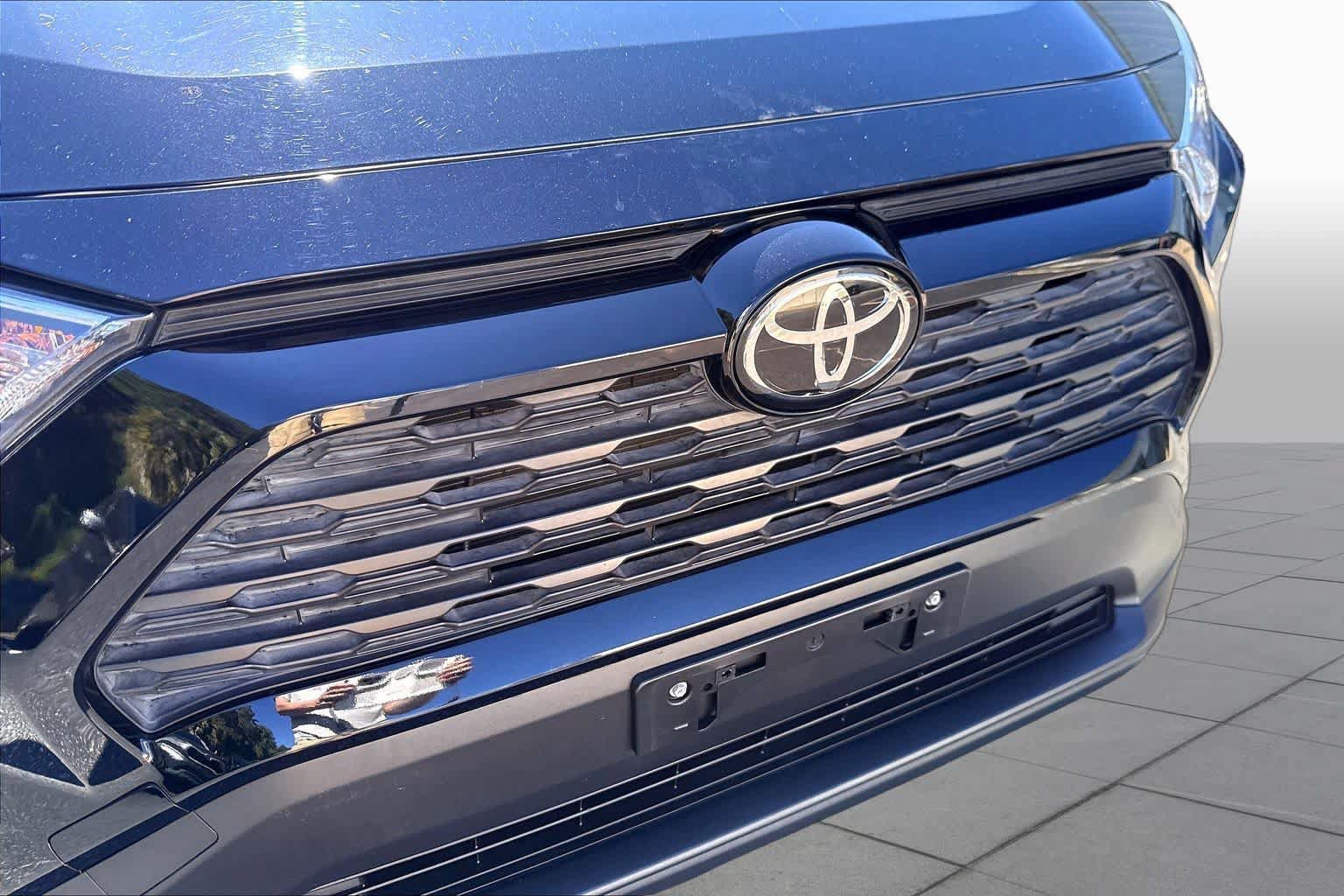 Used 2019 Toyota RAV4 XLE Premium w/ Cold Weather Package AWD/4WD image 30