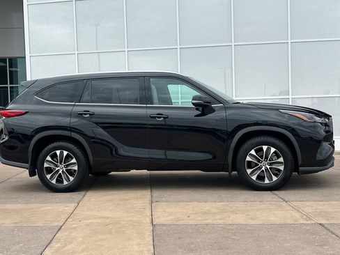 Used 2022 Toyota Highlander XLE AWD/4WD image 3