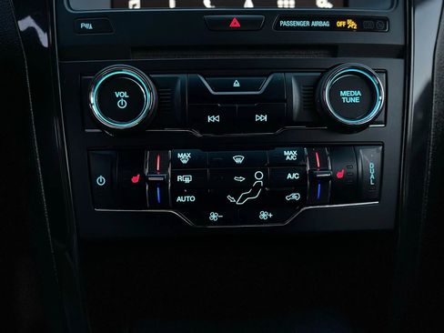 Used 2017 Ford Explorer XLT AWD/4WD image 29