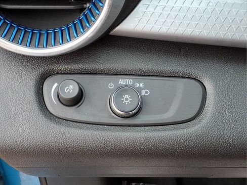 Used 2025 Chevrolet Trax LT w/ Sunroof Package FWD image 18