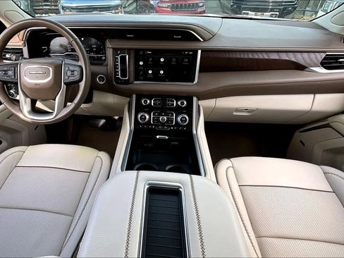 Used 2022 GMC Yukon Denali w/ Denali Premium Package image 16