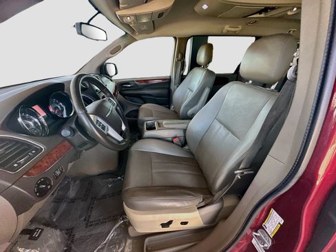 Used 2013 Chrysler Town & Country Touring FWD image 13